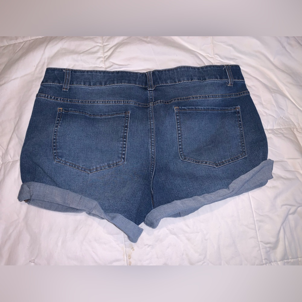 Women’s time and tru jean shorts.